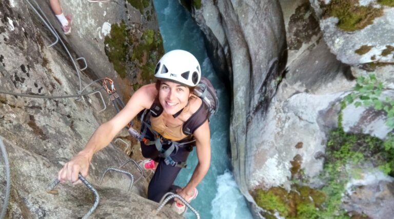 via ferrata à ailefroide dans les hautes-alpes, à serre-chevalier près de Briançon