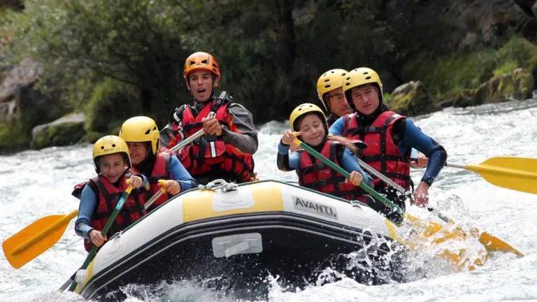 Enfants en rafting près de Briançon