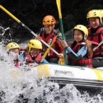 Jeunes faisant du rafting près de Biançon