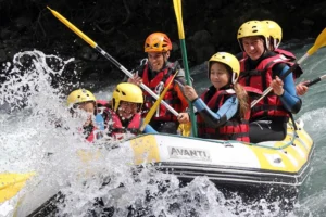 Jeunes faisant du rafting près de Biançon