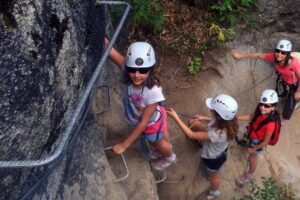 Groupe d'enfants en Via Ferrata à Serre Chevalier, Briançon