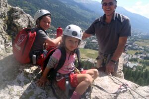 Groupe d'enfants en Via Ferrata à Serre Chevalier, Briançon